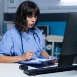 asistente-medico-analizando-documentos-archivos-monitor-noche-enfermera-mirando-computadora-trabajando-cita-medica-papeles-chequeo-haciendo-horas-extras-escritorio- dodozooft
